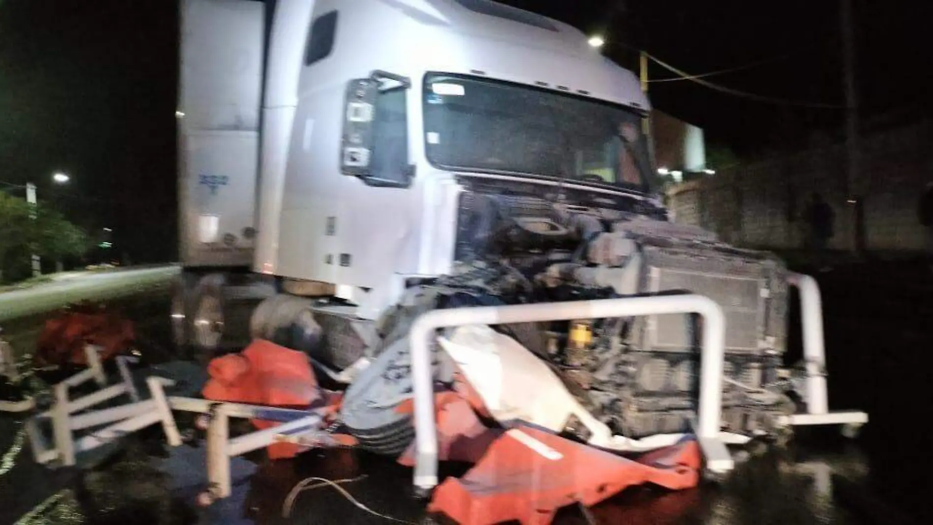 Tráiler accidentado en Zinapécuaro